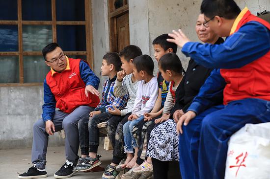 国网乌鲁木齐公司驻和田策勒县“访惠聚”工作人员入户走访，为村民排忧解难。王晋魁 摄