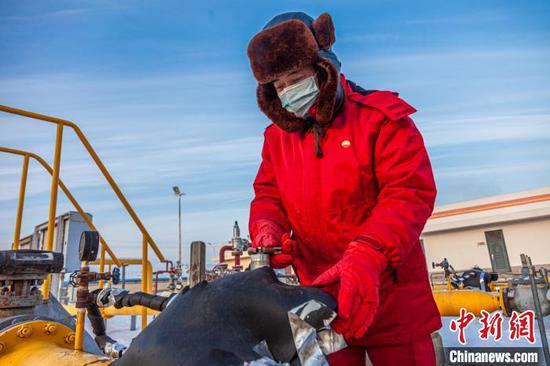 图为新疆油田油气储运公司员工在雪地里巡查设备。　张克文　摄