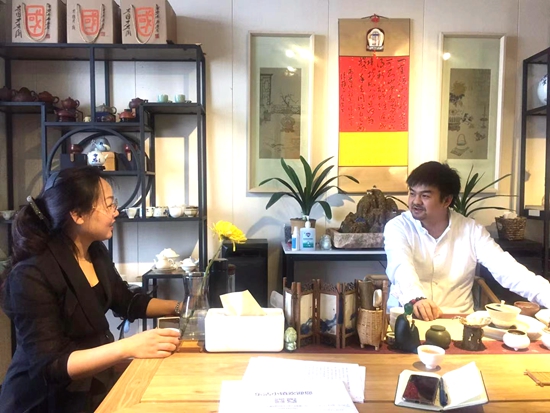 返乡创业青年贲伟杰（右），讲述自己的茶艺故事。