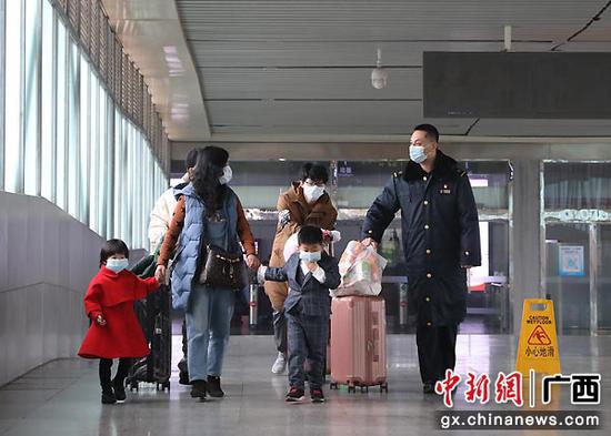 图为王海涛主动为带小孩且行李多的旅客提供送站服务。郑长贤 摄