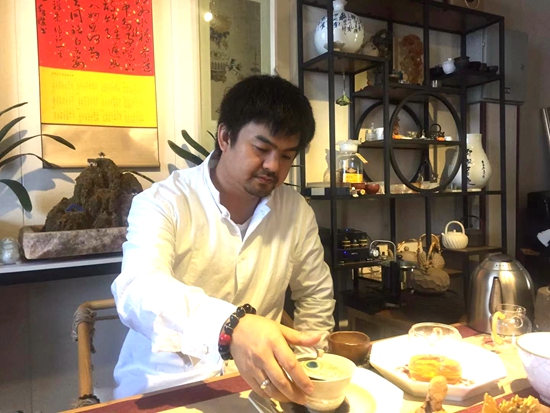 闲暇下来贲伟杰喜欢一个人品茶思考。