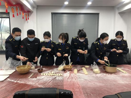 队员们包饺子过小年。 王潇婧供图