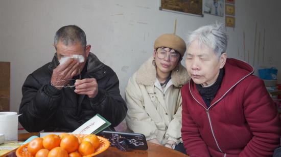 戒毒人员家人观看视频。 拱宸戒毒所供图
