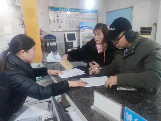 工人在签字确认 沈威 供图