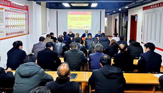 缙云县名山区块房屋征收工作组临时党支部主题党日活动现场，征收工作组严明工作纪律。张呈程 供图