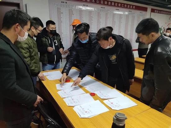 工作人员开展房屋征收工作。张呈程 供图