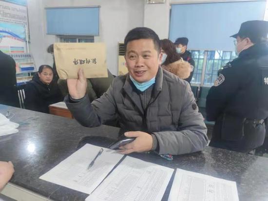 员工师傅展示自己拿到的工资 沈威 供图