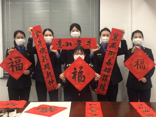 队员们写福字、贴对联。 王潇婧供图