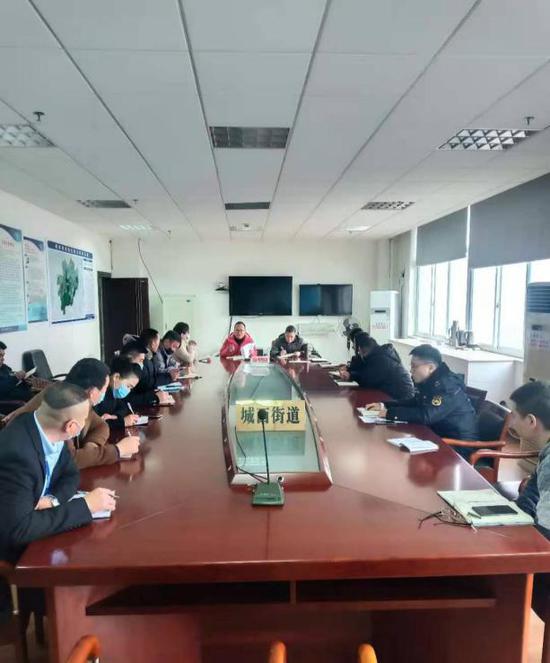 西中队与城西街道召集辖区所有物业公司召开垃圾分类推进会 钟好青 供图