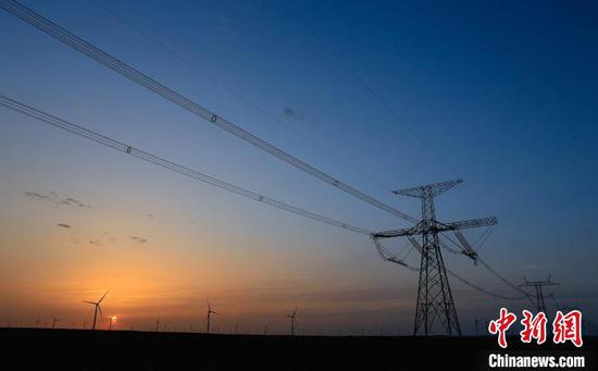 今年疆电外送计划电量逾1100亿千瓦时，规模创历史新高。　陈建军　摄