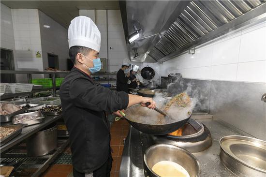 厨师制作贵州菜肴。 李嘉伟供图