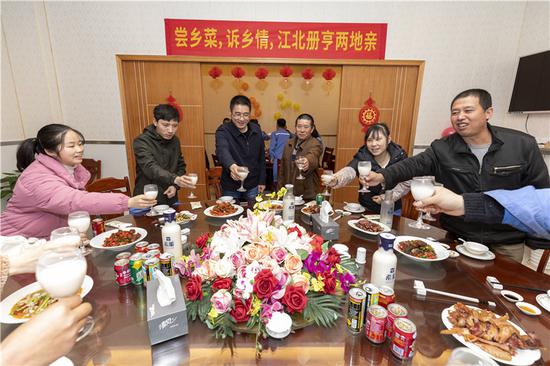 黔籍员工吃上家乡菜。 李嘉伟供图
