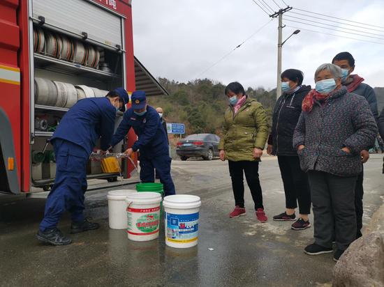 宁波消防专车送水不停歇，解决村民“缺水之忧”。 毛安娜供图