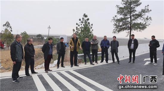 中国铁路南宁局集团有限公司桂林工务段副段长阳成友（左五）对湘桂线K378+328道口封闭事项现场指导。冷鹏飞 摄