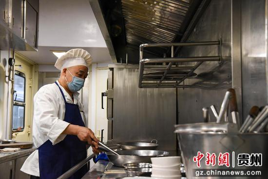 图为邓永生正在为旅客制作中餐。