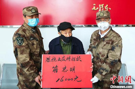 2020年2月19日，蒋志明老人到拥军社区，捐赠爱心款1.6万元。(资料图) 胡俊建 摄