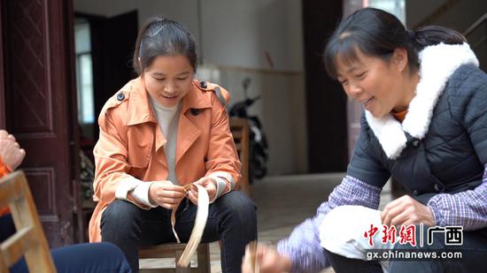 巴马妇女肩挑乡情怀 政策巧引“良人”来