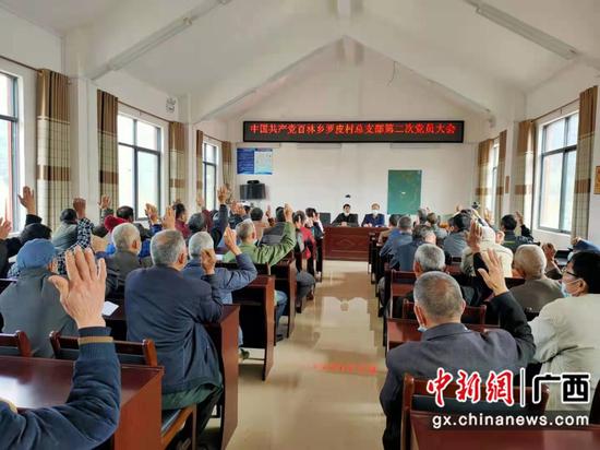 巴马妇女肩挑乡情怀 政策巧引“良人”来