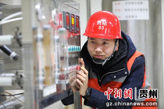 2021年2月7日，在贵阳北站空调机房内，车站设备管理维护人员正在检查空调压力设备状况。