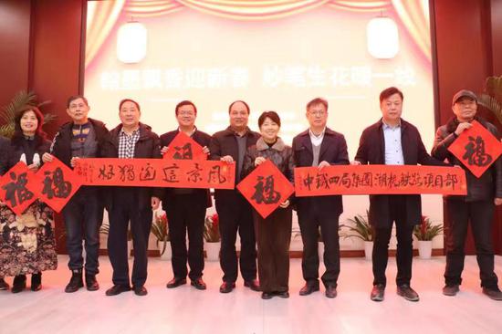 送福活动现场。秦雷 供图