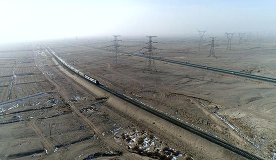 库车-阿克苏-巴楚Ⅱ回750千伏输变电工程跨越铁路。李洋 摄