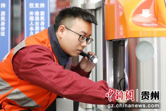2021年2月7日，在贵阳北站旅客直饮水机房内，设备管理维护人员正在操作直饮水供水机。