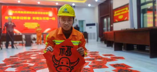 送福活动现场。秦雷 供图