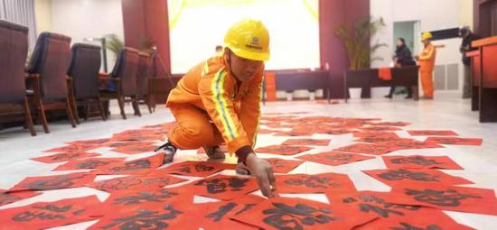 送福活动现场。秦雷 供图