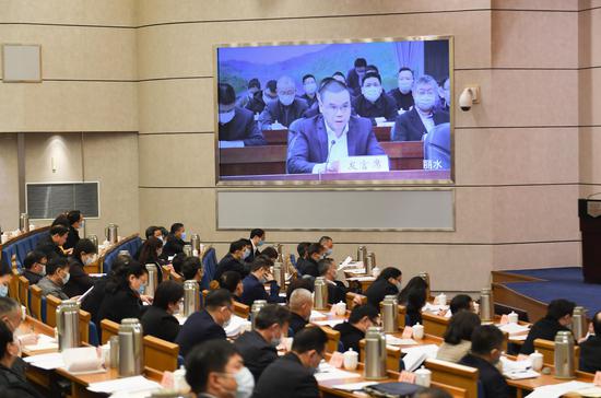 青田县委统战部部长邹浙清通过视频发言。王刚 摄
