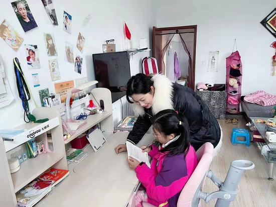 探访困难儿童 陈军杰 供图