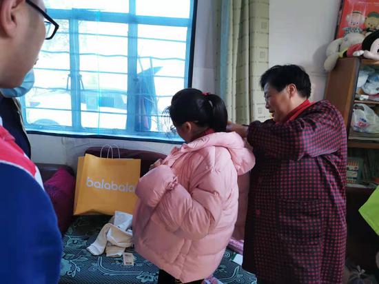 给困难儿童送新羽绒服 陈军杰 供图