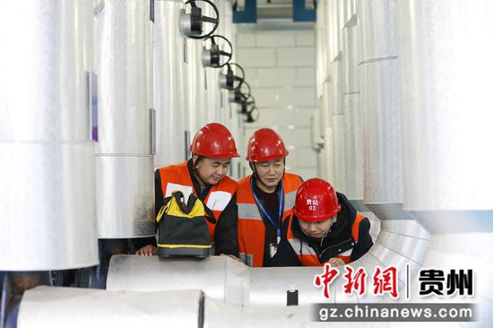 2021年2月7日，在贵阳北站旅客直饮水机房内，设备管理维护人员正在调试直饮水供水机。
