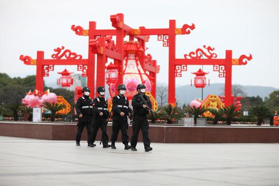 义乌市巡特警大队队员在春节装置前巡逻。凌伟民（通讯员） 摄