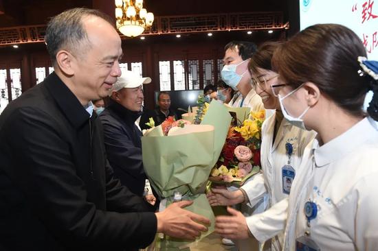 医护人员接受鲜花。浙江侨联 供图