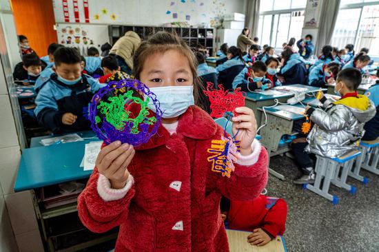 学生们在展示3D打印绘画作品。郑伟娇（通讯员） 摄