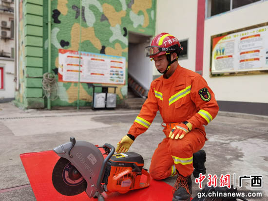 广西桂林消防员的春节:责任扛肩上 思念放心底