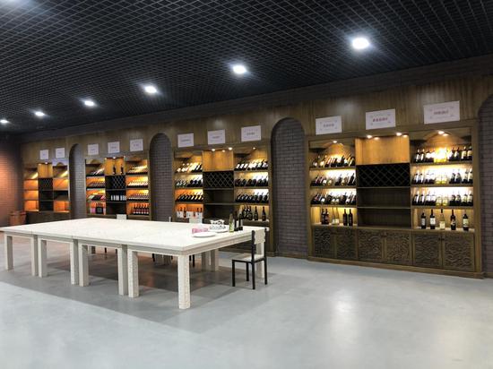 图为和硕县葡萄酒文化展示中心室内场景。