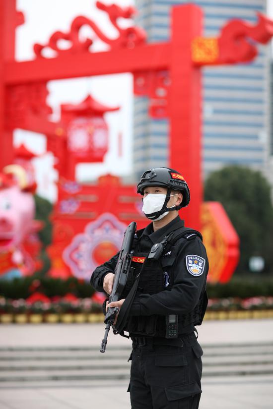 义乌市巡特警大队队员在春节装置前值守。凌伟民（通讯员） 摄