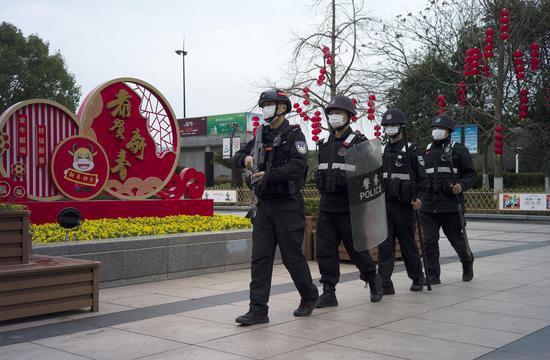 义乌市巡特警大队队员在街面巡逻。凌伟民（通讯员） 摄