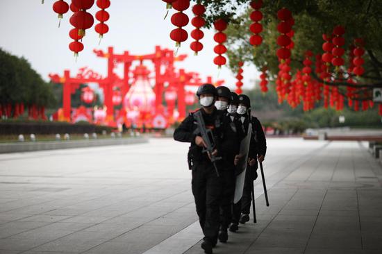 义乌市巡特警大队队员在街面巡逻。凌伟民（通讯员） 摄