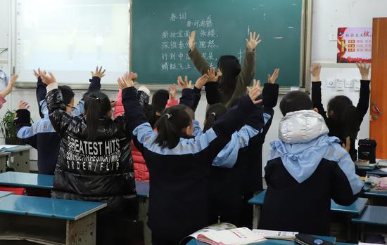 学生们在学习啦啦操表演。雷航挺（通讯员） 摄