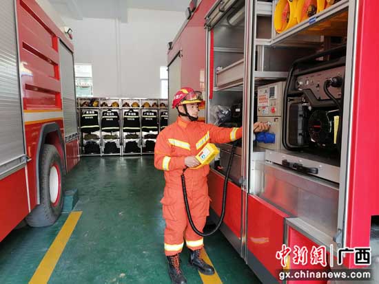 广西桂林消防员的春节:责任扛肩上 思念放心底