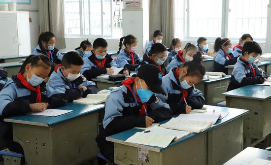 学生们在写作业。雷航挺（通讯员） 摄