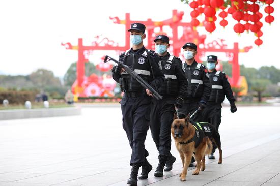 义乌市巡特警大队队员在广场上携犬巡逻。凌伟民（通讯员） 摄