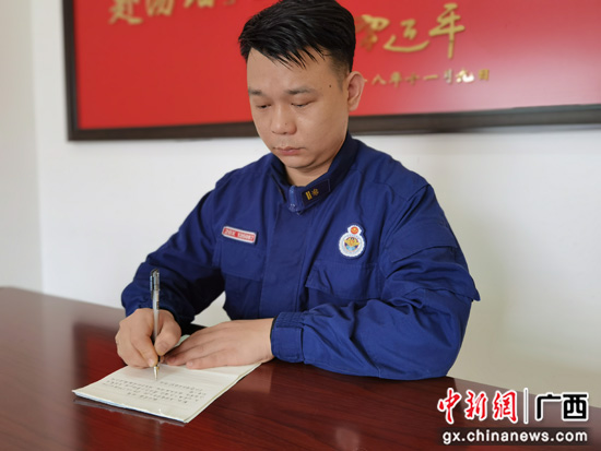 广西桂林消防员的春节:责任扛肩上 思念放心底