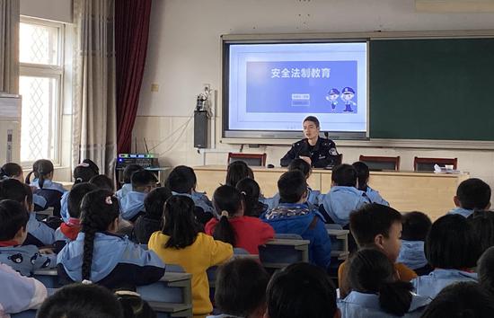 学生们聆听安全法制教育讲座。王晓娇（通讯员） 摄