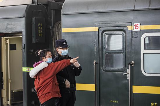 在站台上妻子李贞指着长长的列车向袁哲说到，你每天要在车上巡视多少趟呀！