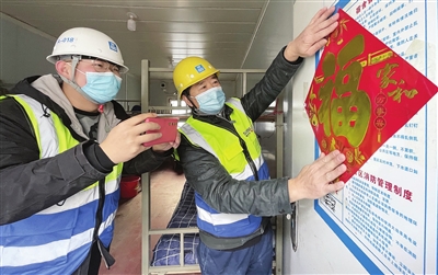 即将退休的张金才和24岁的吕锦铖是中建三局第一中心医院净化工程的施工人员。为让医院早日投用，他们留津过年，奋战在建设工地一线，度过一个特别的新春佳节。