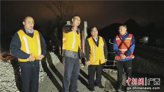 中国铁路南宁局集团有限公司桂林工务段段长卢昌贵（右二）对湘桂线K378+328道口拆除现场指导。冷鹏飞 摄