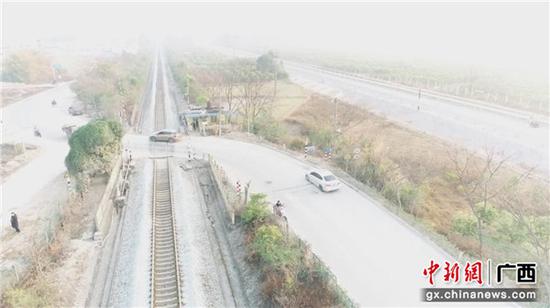 湘桂线K378+328道口拆除前桂林市临桂城区至四塘镇道路交通情况。林小春 摄